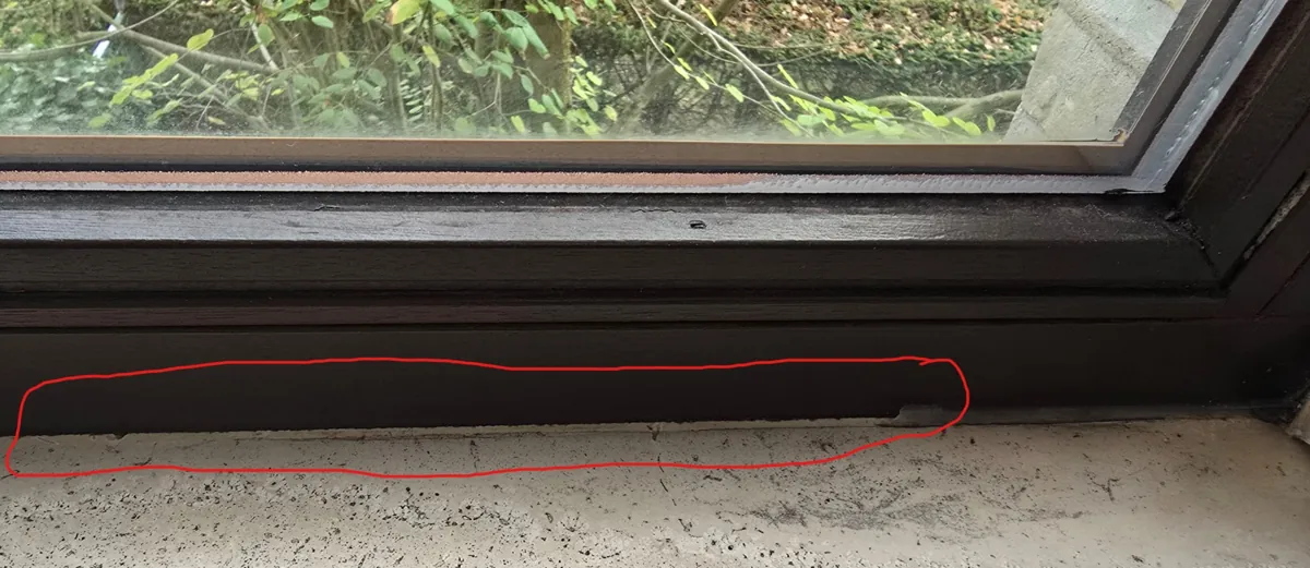 Raccord inférieur sur menuiserie bois
