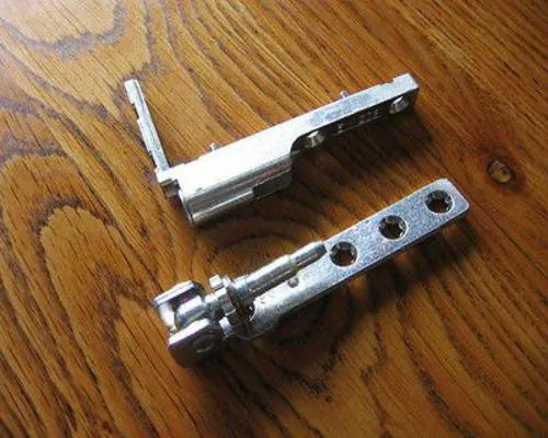 Pièces de quincaillerie déposées pour comparaison