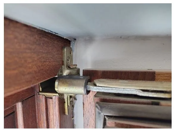 Angle de ferrure sur une menuiserie bois