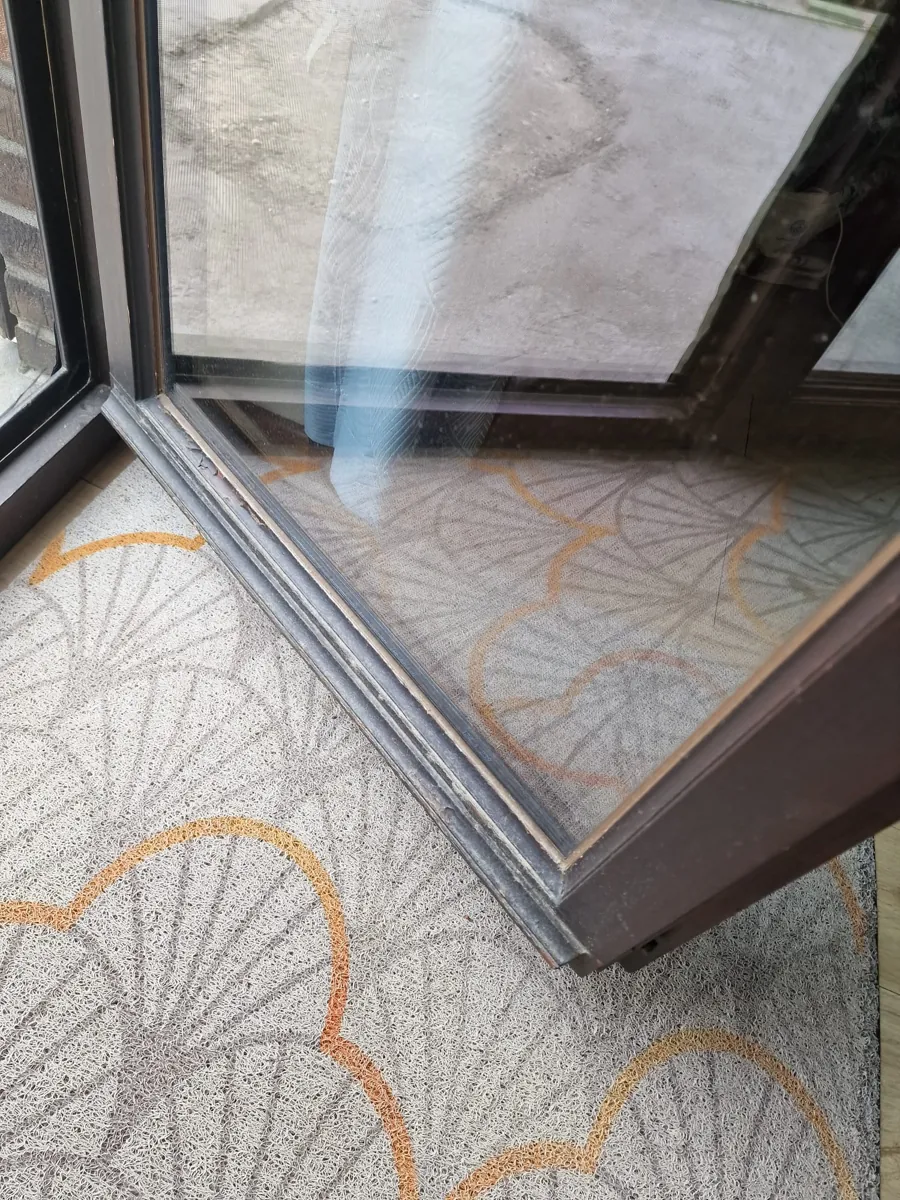 Seuil d’une baie ouverte vers la terrasse