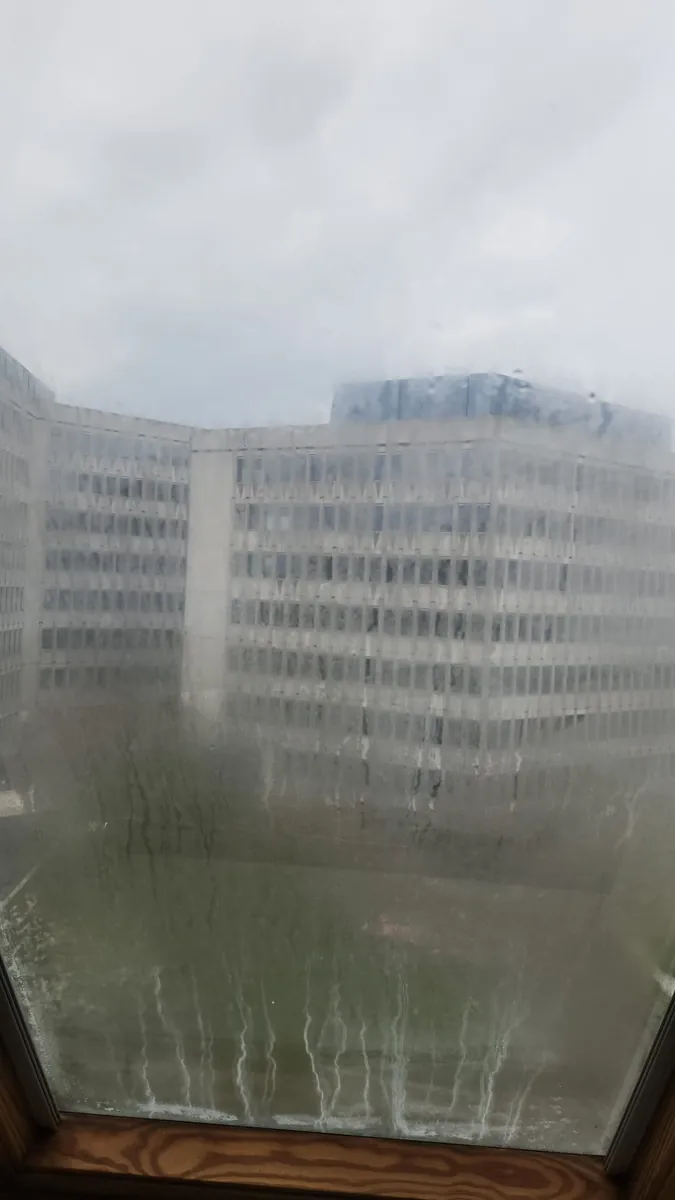 Buée visible sur une surface vitrée