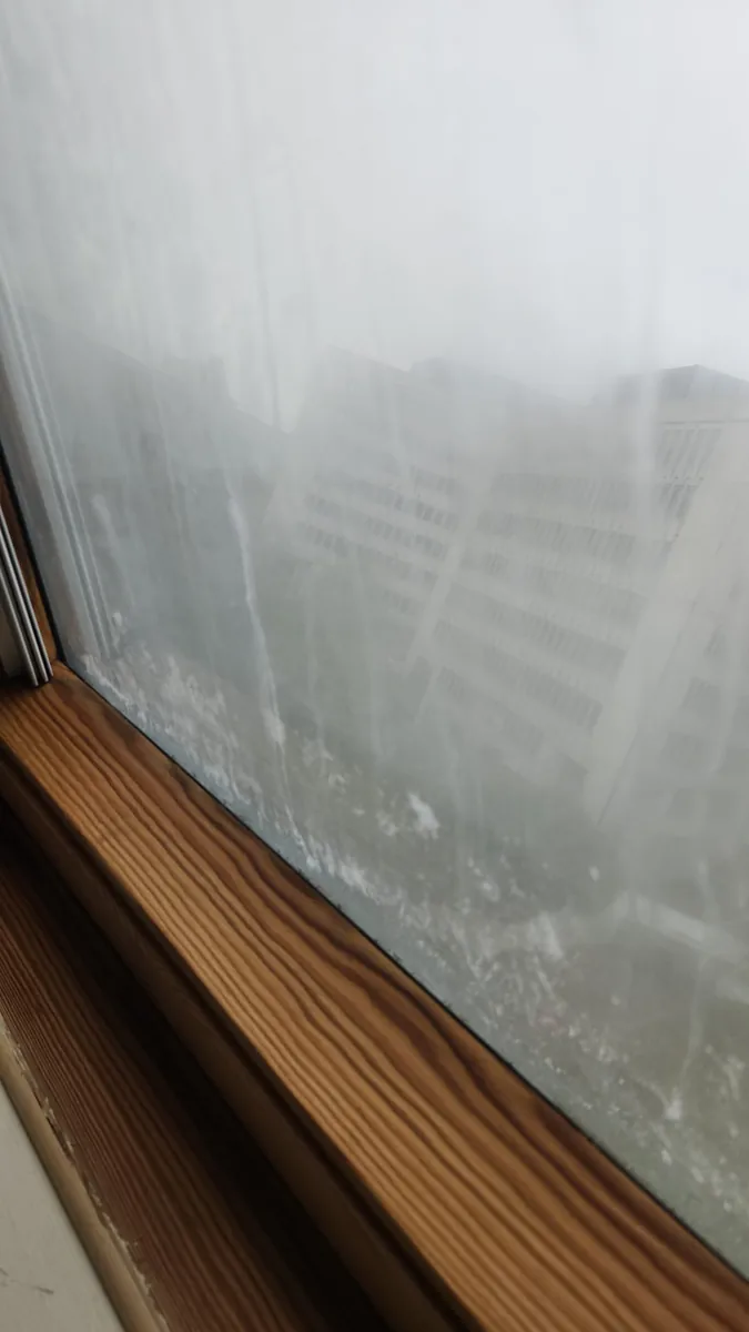 Traces de condensation sur vitrage et cadre bois